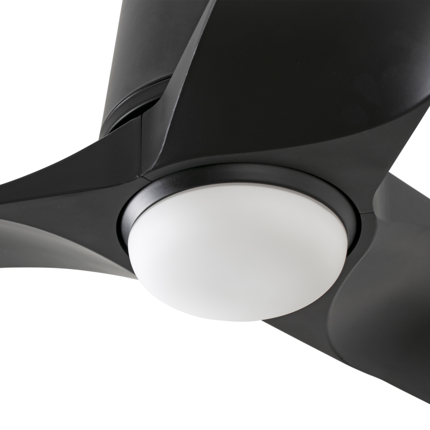 Čierny stropný ventilátor s tromi lopatkami a bielym guľovitým difúzorom svietidla sa nachádza na bielom pozadí.