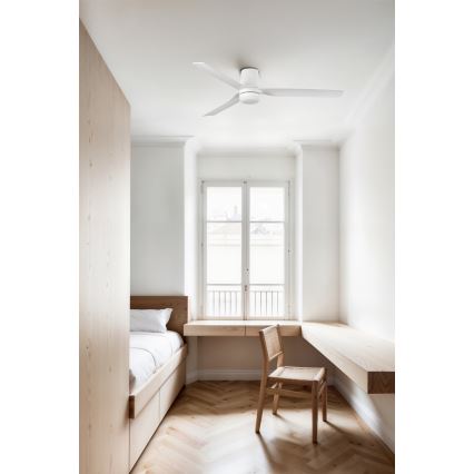Biely stropný ventilátor sa otáča v spálni. V miestnosti je posteľ, pracovný stôl a drevená stolička. Podlaha je z dreva s rybinovou dlažbou, pri okne je balkón.