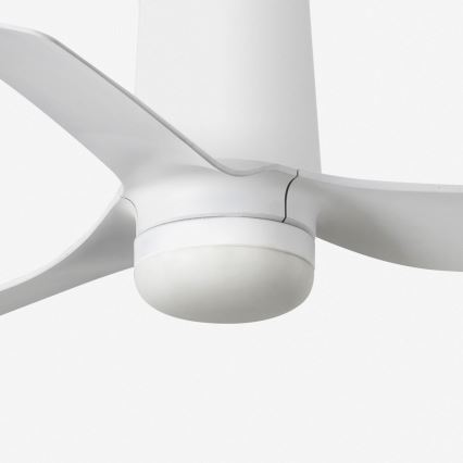 Biely stropný ventilátor s troma lopatkami sa nachádza v bielom priestore. Lopatky sú pripevnené k bielemu stĺpiku. Ventilátor je zhotovený z hladkého materiálu.