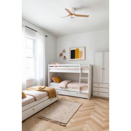 Detská izba s poschodovou posteľou a jedným samostatným lôžkom s úložným priestorom pod nimi, bielym šatníkom a stropným ventilátorom. Podlaha je z drevených parkietok v rybej kosti.