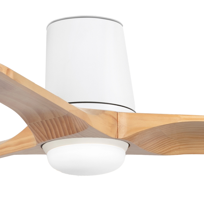 Stropný ventilátor s drevenými lopatkami a bielym krytom otáča sa. Biely difúzor svetla je umiestnený pod motorom. Ventilátor je zhotovený z dreva a plastu.