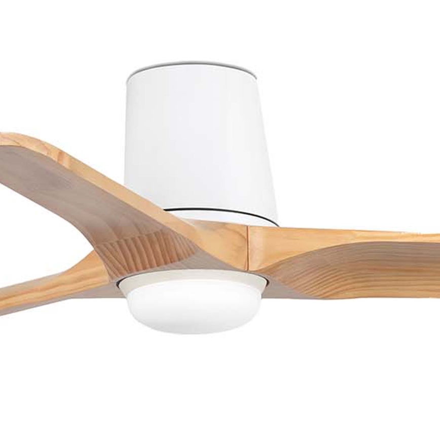 Drevený stropný ventilátor s tromi lopatkami a bielym krytom sa otáča. Ventilátor má zabudované biele svetlo. Je zobrazený detail zhora.