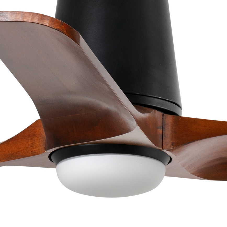 Drevený stropný ventilátor s tromi hnedými lopatkami a čiernym stredom, osvetlený bielym difúzorom, je zobrazený detailne zospodu.