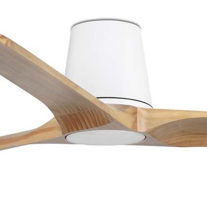 Drevený stropný ventilátor s tromi lopatkami sa nachádza v interiéri. Ventilátor má biele telo a drevené lopatky.