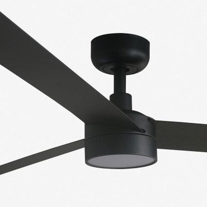 Čierny stropný ventilátor s tromi lopatkami sa otáča. Ventilátor má zabudované osvetlenie. Je umiestnený na bielom pozadí.