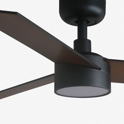 Stropný ventilátor s tromi hnedými lopatkami a čiernym telom s integrovaným svetlom sa nachádza na bielom pozadí.