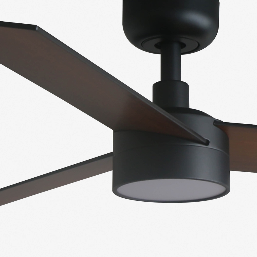 Stropný ventilátor s tromi hnedými lopatkami a čiernym telom s integrovaným svetlom sa nachádza na bielom pozadí.