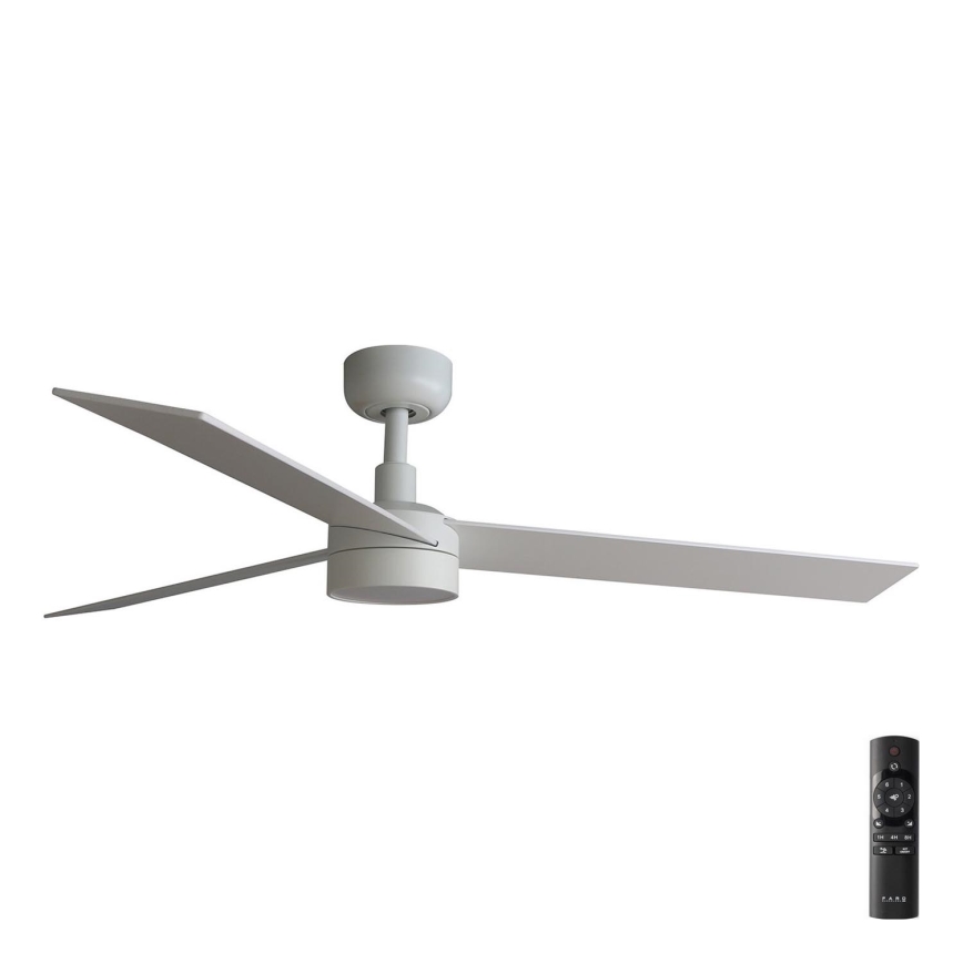 Stropný ventilátor s troma dlhými, rovnými lopatkami sa otáča. Ventilátor je svetlosivá, minimalistického dizajnu. Je umiestnený na bielom pozadí.