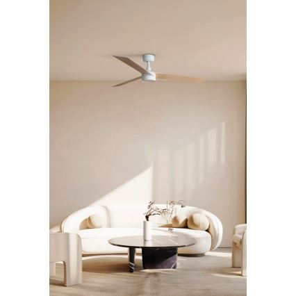 Stropný ventilátor s bielym telom a drevenými lopatkami je umiestnený v svetlej miestnosti s béžovou stenou. V miestnosti sa nachádza pohovka a konferenčný stolík. Slnečné svetlo dopadá do miestnosti.