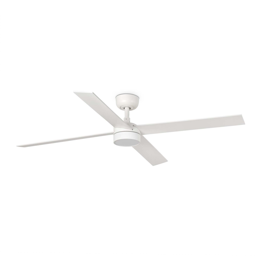 Biely stropný ventilátor s štyrmi lopatkami sa otáča. Je umiestnený proti bielemu pozadiu.