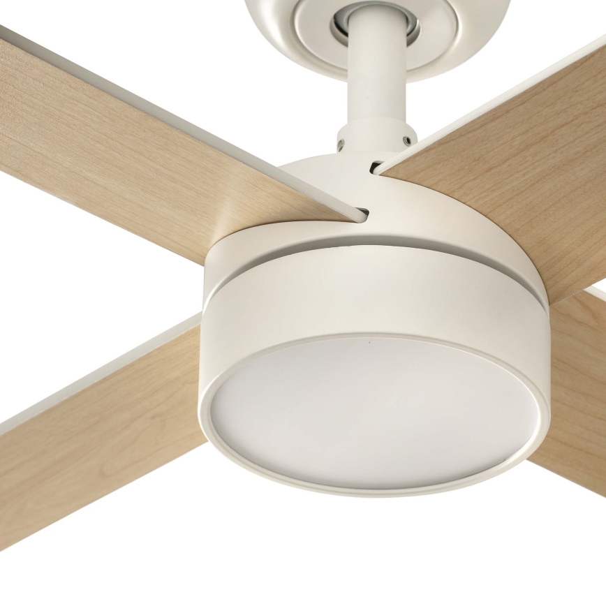 Stropný ventilátor s bielym krytom a svetlom rotuje. Má štyri drevené lopatky. Ventilátor je pripevnený k stropu bielou tyčou.