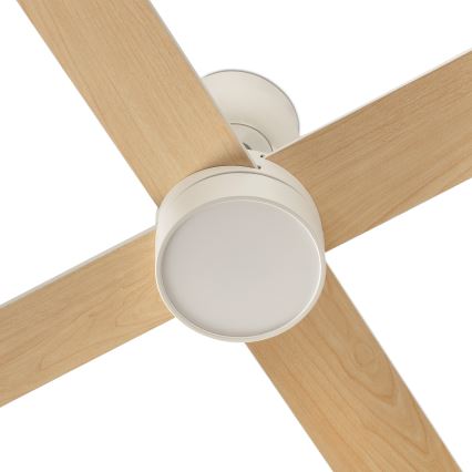 Stropný ventilátor s bielym krytom a štyrmi drevenými lopatkami sa nachádza v bielom prostredí.