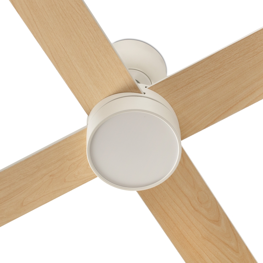 Stropný ventilátor s bielym krytom a štyrmi drevenými lopatkami sa nachádza v bielom prostredí.