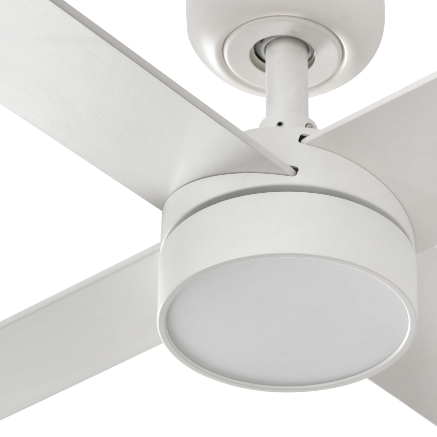 Biely stropný ventilátor s integrovaným svetlom sa otáča. Štyri ploché lopatky sú pripevnené k bielemu telesu s okrúhlym difúzorom. Ventilátor je namontovaný na strope.