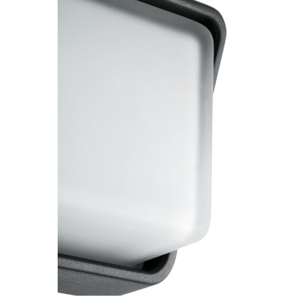 Svietidlo je pripevnené k stene. Má sivý rám a bielu svetelnú plochu. Je zobrazená časť svietidla.