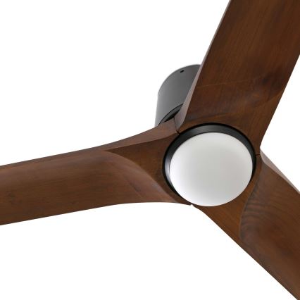 Drevený stropný ventilátor s tromi lopatkami rotuje. Lopaty sú hnedé, stredová časť je čierna s bielym difúzorom. Ventilátor je zobrazený na bielom pozadí.