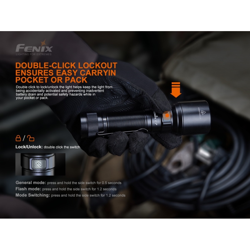 Batéria s funkciou dvojitého kliknutia na uzamknutie drží v ruke v ochranných rukaviciach. Dvojité kliknutie zapína a vypína svetlo. Na obrázku je vidieť aj batériu a káble.