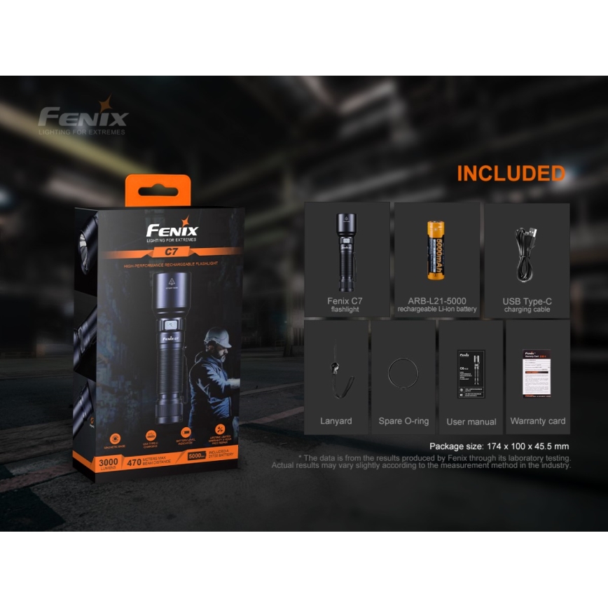 Svietidlo Fenix C7 je zobrazené v balení s príslušenstvom: nabíjací akumulátor ARB-L21-5000, kábel USB typu C, šnúrka na krk, náhradný O-krúžok, návod na použitie a záručný list. Balenie má rozmery 174 x 100 x 45,5 mm.