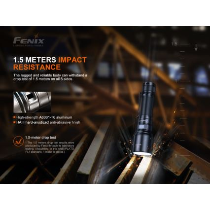 Svietidlo dopadá na kovový povrch. Prebieha test odolnosti proti pádu z výšky 1,5 metra. Svietidlo je z hliníka A6061-T6 s HAIII povrchovou úpravou.