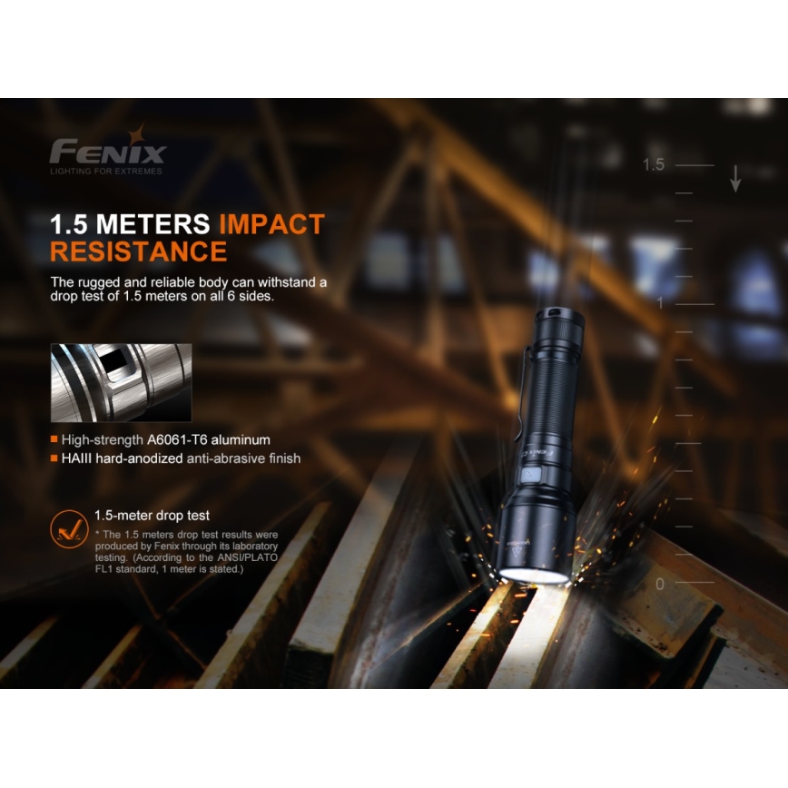 Svietidlo dopadá na kovový povrch. Prebieha test odolnosti proti pádu z výšky 1,5 metra. Svietidlo je z hliníka A6061-T6 s HAIII povrchovou úpravou.