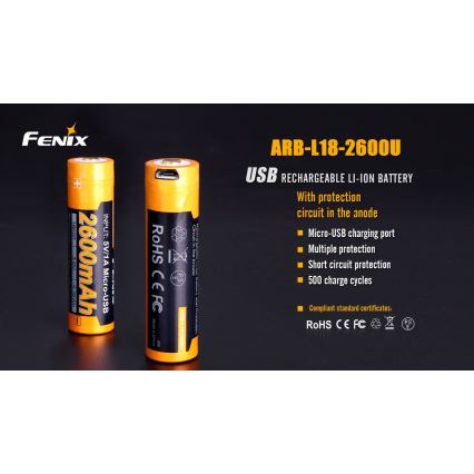 Dve nabíjateľné lítium-iónové batérie FENIX ARB-L18-2600U s mikro-USB portom na nabíjanie sú zobrazené na tmavom pozadí. Batérie majú ochranný obvod v anóde, viacnásobnú ochranu, ochranu proti skratu a vydržia 500 nabíjacích cyklov. Sú certifikované RoHS, CE, FC, a PS.