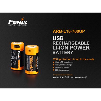 Dve nabíjateľné lítium-iónové batérie FENIX ARB-L16-700UP s kapacitou 700 mAh sú umiestnené na tmavom pozadí. Batérie majú mikro USB port a ochranný obvod. Sú certifikované RoHS, CE, FC a ďalšími.