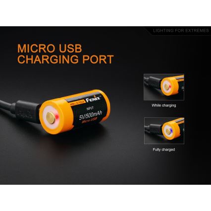 Nabíjanie batérie Fenix ARB-L18-700UP s kapacitou 5V/500mAh cez micro USB port. Indikátory: červená – nabíjanie, modrá – plné nabitie.