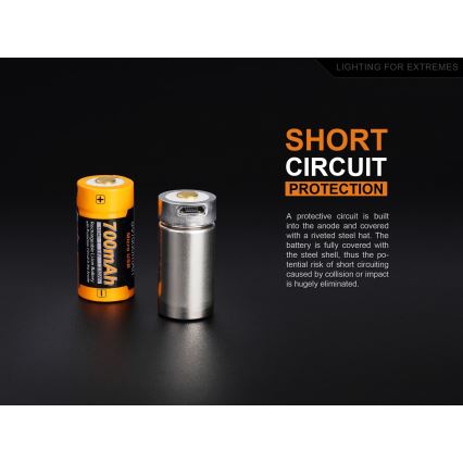 Dve batérie, jedna oranžová, druhá strieborná, sú umiestnené na tmavom pozadí. Oranžová batéria je označená ako 700mAh. Text popisuje ochranu proti skratu.