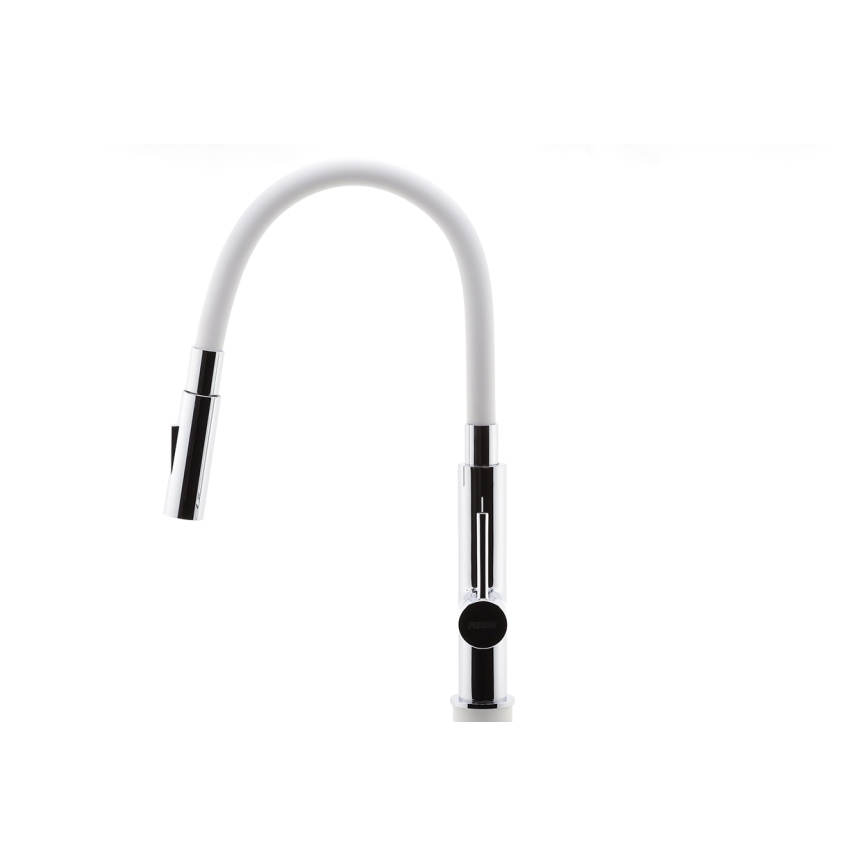 Biela kuchynská batéria s vysokou, ohnutou výtokovou rúrou a chrómovou základňou je zobrazená na bielom pozadí. Batéria je pripravená na použitie.