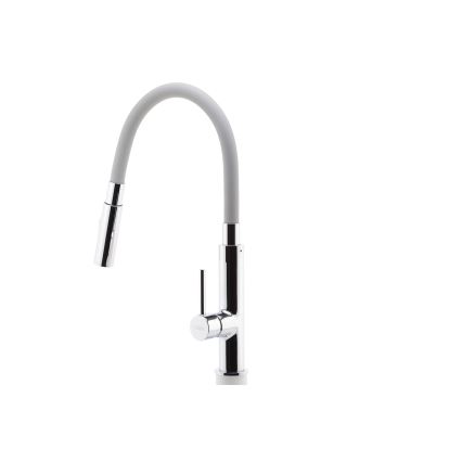 Šedá kuchynská batéria s výsuvnou hlavicou sa nachádza na bielom pozadí. Batéria má chrómovú základňu a ovládacie prvky. Hlavice batérie je možné vytiahnuť pre komfortnejšie použitie.