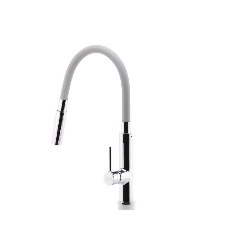 Šedá kuchynská batéria s výsuvnou hlavicou sa nachádza na bielom pozadí. Batéria má chrómovú základňu a ovládacie prvky. Hlavice batérie je možné vytiahnuť pre komfortnejšie použitie.