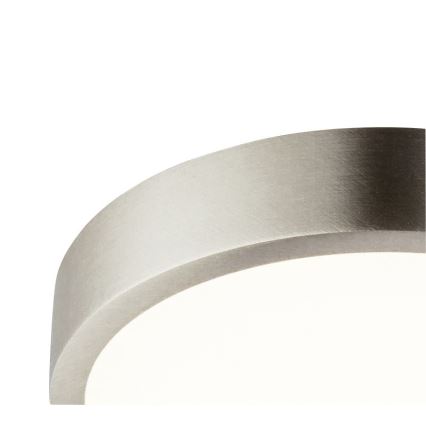 Svetlo s oblým, strieborným tienidlom je pripevnené k stropu. Tienidlo má mierne zatienený prechod od svetlejšej k tmavšej striebornej farbe.