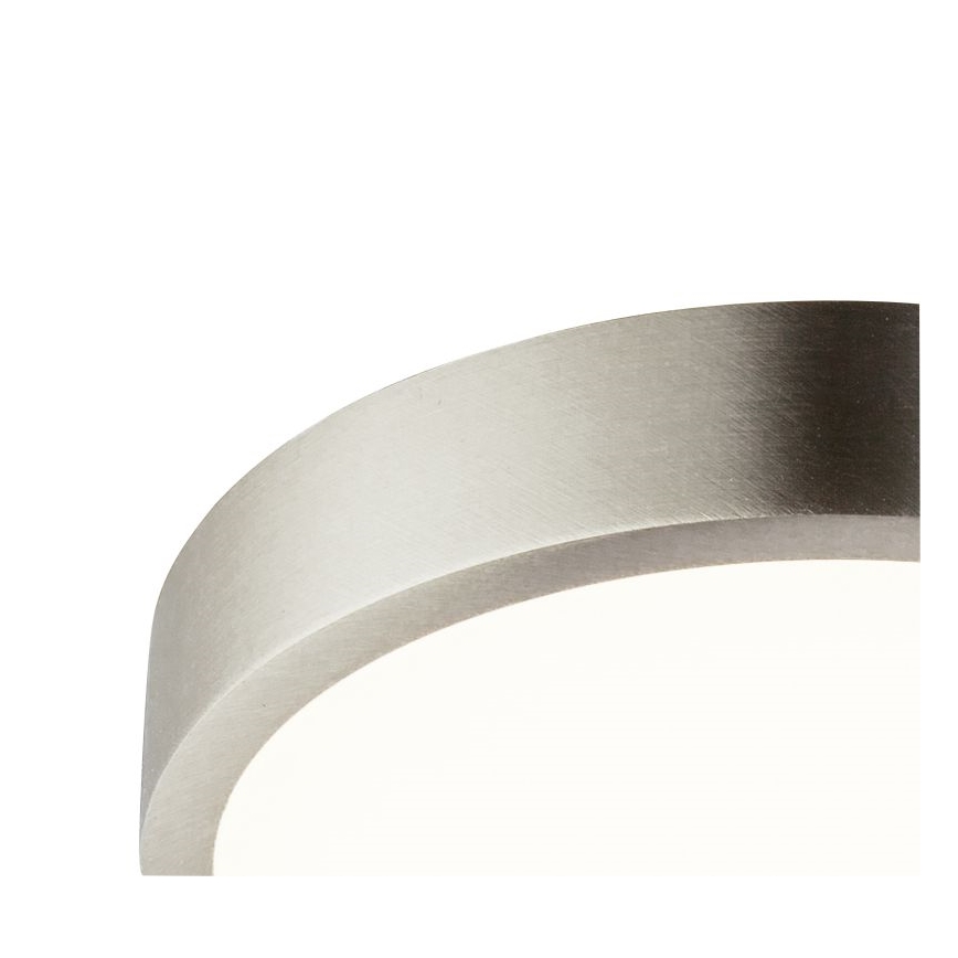 Svetlo s oblým, strieborným tienidlom je pripevnené k stropu. Tienidlo má mierne zatienený prechod od svetlejšej k tmavšej striebornej farbe.