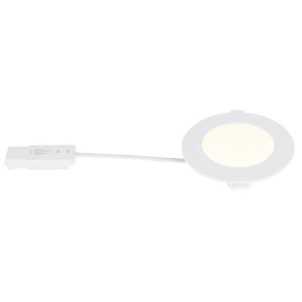 LED svietidlo svieti. Pripojené je k malému, bielemu napájaciemu adaptéru tenkým káblom. Svietidlo je okrúhle a biele.