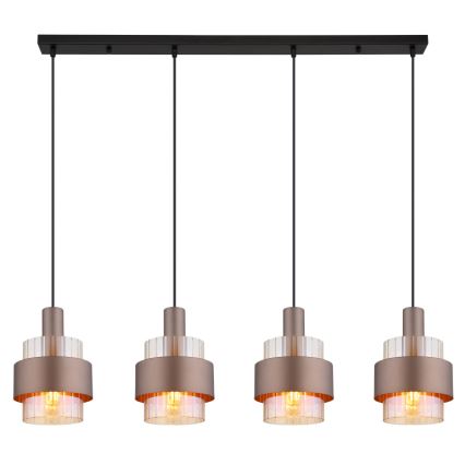 Štvorramenné závesné svietidlo s bronzovými tienidlami a priehľadnými sklenenými vložkami visí z čiernej stropnej lišty. Svietidlá obsahujú žiarovky.