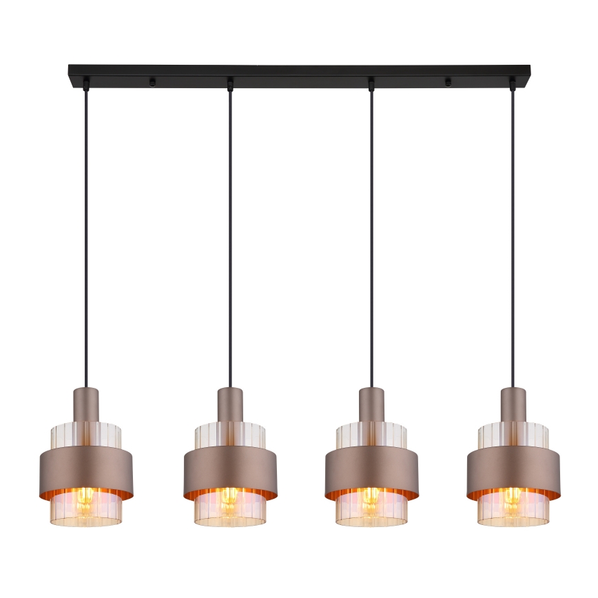 Štvorramenné závesné svietidlo s bronzovými tienidlami a priehľadnými sklenenými vložkami visí z čiernej stropnej lišty. Svietidlá obsahujú žiarovky.