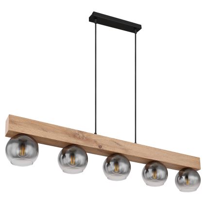 Drevená lampa s piatimi sklenenými tienidlami visí zo stropu. Tienidlá sú tmavosivé, s viditeľnými žiarovkami. Drevo je svetlé, nosná časť je pripevnená k čiernemu držiaku na strope.