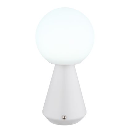 Biela stolová lampa s guľovou tienidlom svieti. Má kužeľovitý podstavec a malý spínač na spodku. Je umiestnená na bielom pozadí.