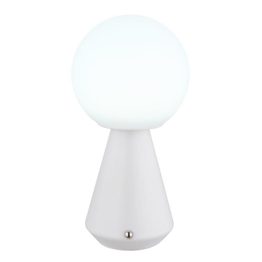 Biela stolová lampa s guľovou tienidlom svieti. Má kužeľovitý podstavec a malý spínač na spodku. Je umiestnená na bielom pozadí.