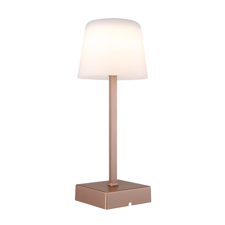 Stolová lampa svieti. Má medenú podstavu a stĺpik, na ktorom je umiestnený biely tienidlo. Lampa je na bielom pozadí.