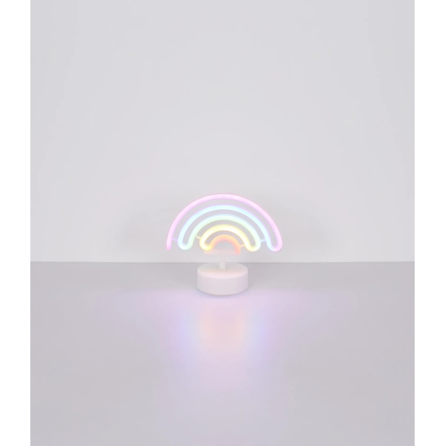 Neonová lampa v tvare dúhy svieti na svetlom podklade. Svetlo dúhy je viacfarebné, svietiace a je umiestnené na malej bielej základni.