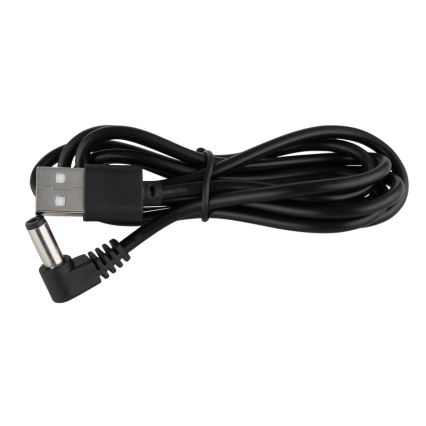 Čierny USB kábel s uhlovým konektorom leží na bielom pozadí. Kábel je zrolovaný a zviazaný gumičkou. Jeden koniec kábla má USB-A konektor, druhý koniec má uhlový DC konektor.