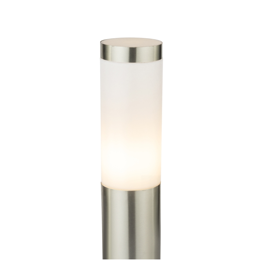 Svietidlo svieti. Je to valcovité svietidlo s mliečnym sklom a nerezovým krytom. Je na bielom pozadí.