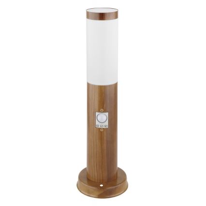 Svietidlo s pohybovým senzorom osvetľuje okolie. Drevený stĺpik s bielym difúzorom má zabudovaný senzor s troma prepínačmi. Stojí samostatne.