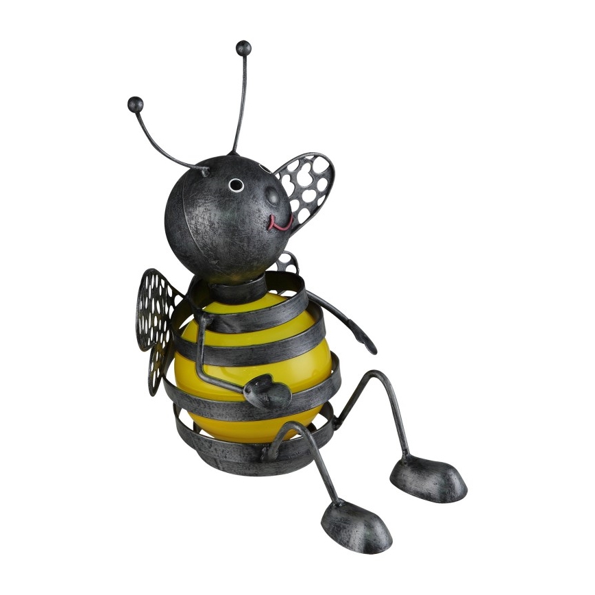 Kovová soška včely sedí na bielom pozadí. Včela je sivá s žltým bruškom z kovového drôtu. Jej nohy a tykadlá sú kovové.