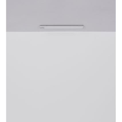 Dlhá, úzka LED lampa je pripevnená k stropu. Svietidlo je umiestnené na svetlomodrom strope nad bielou stenou.