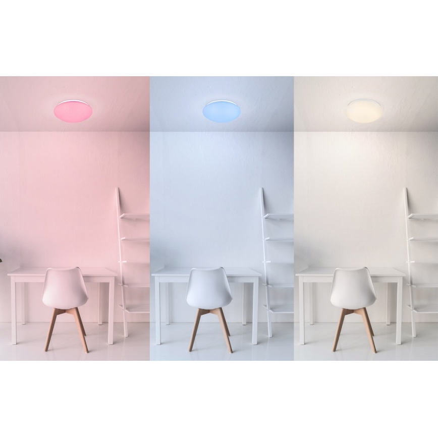 Svietidlo svieti v troch farebných variantoch: ružovej, svetlomodrej a bielej. Nachádza sa na strope miestnosti s bielym stolom a stoličkou a drevenou poličkou.