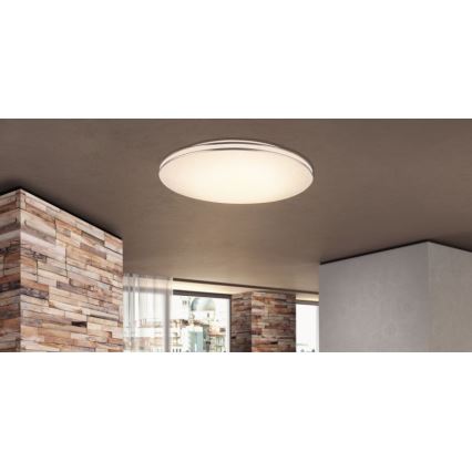 Svietidlo je osvetlené na strope v interiéri. Je umiestnené v miestnosti s drevenými stenami a oknom s výhľadom na mesto.