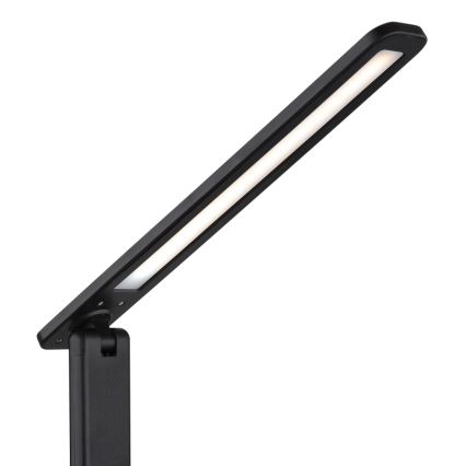 Čierna stolová lampa s dlhým, tenkým ramenom, z ktorého vyžaruje svetlo. Rameno je sklopné, pripevnené k čierno-matnej základni. Svetlo je umiestnené v hornej časti ramena.