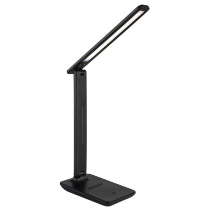 Čierna skladacia stolová lampa s LED svetlom svieti. Je umiestnená na bielom pozadí. Lampa má dlhé, tenké rameno a štvorcovú základňu.